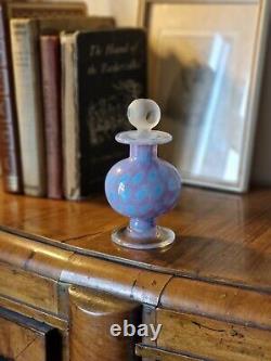 Bouteille de parfum en verre d'art vintage unique sur piédestal opaque avec bouchon facetté