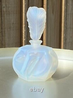 Bouteille de parfum en verre opalescent français de style Art Déco. Bouchon en plume. Sabino