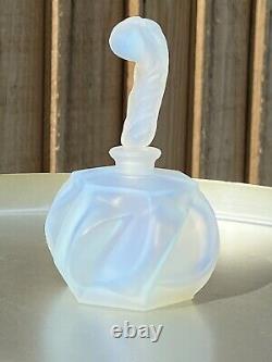 Bouteille de parfum en verre opalescent français de style Art Déco. Bouchon en plume. Sabino