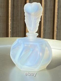 Bouteille de parfum en verre opalescent français de style Art Déco. Bouchon en plume. Sabino
