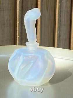 Bouteille de parfum en verre opalescent français de style Art Déco. Bouchon en plume. Sabino