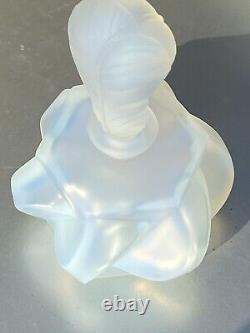 Bouteille de parfum en verre opalescent français de style Art Déco. Bouchon en plume. Sabino