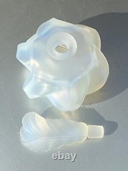 Bouteille de parfum en verre opalescent français de style Art Déco. Bouchon en plume. Sabino