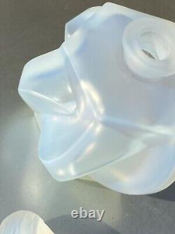 Bouteille de parfum en verre opalescent français de style Art Déco. Bouchon en plume. Sabino