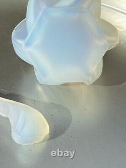 Bouteille de parfum en verre opalescent français de style Art Déco. Bouchon en plume. Sabino