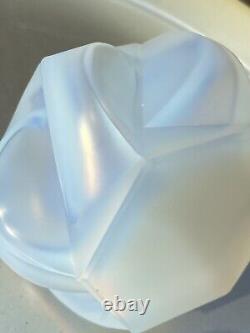 Bouteille de parfum en verre opalescent français de style Art Déco. Bouchon en plume. Sabino