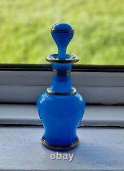 Bouteille de parfum en verre opalin bleu français antique de style victorien avec motifs de bordure dorée.