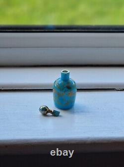 Bouteille de parfum en verre opaline bleu œuf de robin antique de style victorien, Moser, émaillée et dorée.