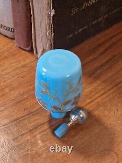 Bouteille de parfum en verre opaline bleu œuf de robin antique de style victorien, Moser, émaillée et dorée.