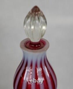 Bouteille de vin en verre d'art Fenton vintage avec décanter, rayures opalescentes de canneberge, haute.