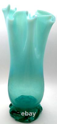 Brodé À La Main Aqua Blue Vase De Ruban Opalescent Fades Bleu Foncé Au Pied Blanc Swirl