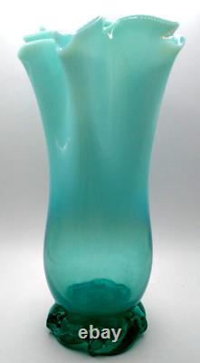 Brodé À La Main Aqua Blue Vase De Ruban Opalescent Fades Bleu Foncé Au Pied Blanc Swirl