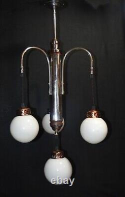 Chandelier original art déco 4 bras chrome plaqué globes opaline suspendus C1940s