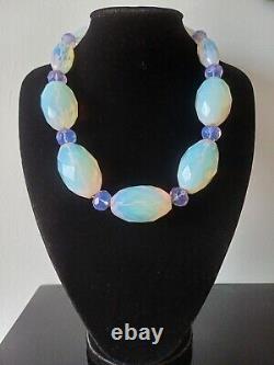 Collier Butler And Wilson avec perles opalescentes et gros facettes, entretoises violettes, BOÎTÉ