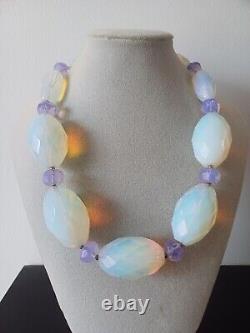 Collier Butler And Wilson avec perles opalescentes et gros facettes, entretoises violettes, BOÎTÉ