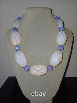 Collier Butler And Wilson avec perles opalescentes et gros facettes, entretoises violettes, BOÎTÉ