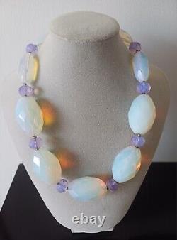 Collier Butler And Wilson avec perles opalescentes et gros facettes, entretoises violettes, BOÎTÉ