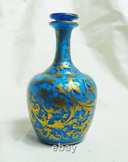 Décanter en verre bleu opaline de Baccarat avec décoration dorée française.