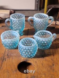 Ensemble de sucrier et crémier miniatures en verre Fenton, motif à petits boutons bleu opalescent de 2 et 3,5 pouces.