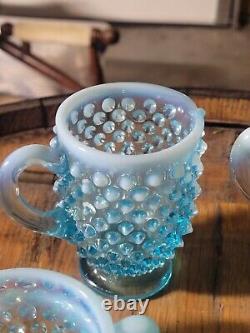 Ensemble de sucrier et crémier miniatures en verre Fenton, motif à petits boutons bleu opalescent de 2 et 3,5 pouces.