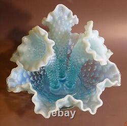 Epergne Fenton en verre opalescent bleu à pointes en relief en parfait état