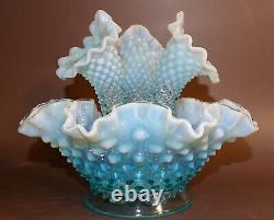 Epergne Fenton en verre opalescent bleu à pointes en relief en parfait état