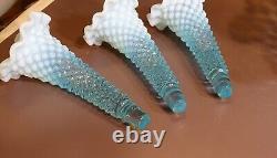 Epergne Fenton en verre opalescent bleu à pointes en relief en parfait état