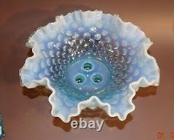 Epergne Fenton en verre opalescent bleu à pointes en relief en parfait état