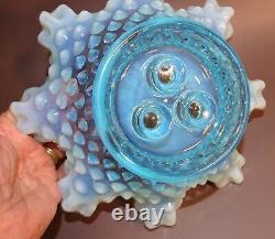 Epergne Fenton en verre opalescent bleu à pointes en relief en parfait état