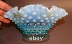 Epergne Fenton en verre opalescent bleu à pointes en relief en parfait état
