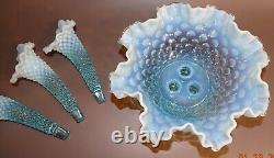 Epergne Fenton en verre opalescent bleu à pointes en relief en parfait état