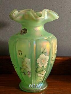 Fenton 95e Art Verre Fleurs Peintes À La Main Sur Vase Opalescente Vert Saule 6,5