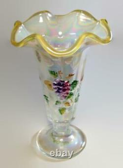 Fenton Art Glass 100ème Anniversaire Vase Opalescent Avec Des Raisins Levés Signé À La Main