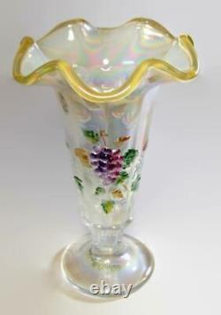 Fenton Art Glass 100ème Anniversaire Vase Opalescent Avec Des Raisins Levés Signé À La Main