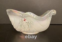 Fenton Art Glass French Opalescent Woodland Frost Hand Painted Iridescent Sleigh
Translation: Fenton Art Glass French Opalescent Woodland Frost, traîneau peint à la main iridescent.