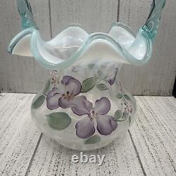 Fenton Art Glass Panier en tourbillon d'opale blanche avec crête bleu clair et fleurs violettes RARE