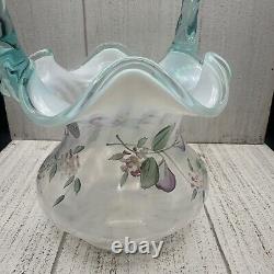 Fenton Art Glass Panier en tourbillon d'opale blanche avec crête bleu clair et fleurs violettes RARE