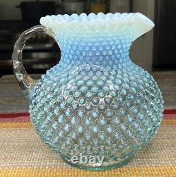 Fenton Art Glass Pichet 8 en verre iridescent à motifs de clous de girofle, bleu opalescent avec bordure festonnée.