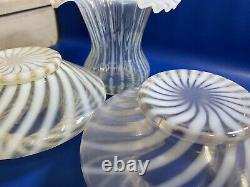 Fenton Art Verre Blanc Opalescent Swirl Optic Vase Rufflé Deux Bols Console Set