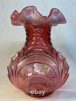 Fenton Art Verre Peint À La Main Cranberry Opalescent Draperie Vase Qvc 1994