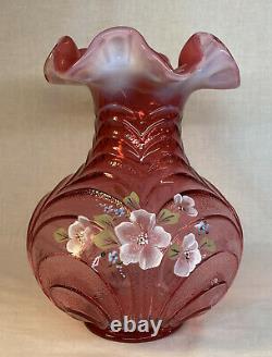Fenton Art Verre Peint À La Main Cranberry Opalescent Draperie Vase Qvc 1994