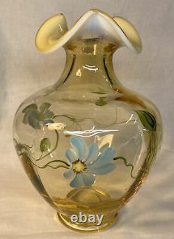 Fenton Art Verre Peint À La Main Marguerites Bleues Sur Silken Sable Vase Opalescente
