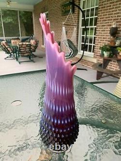 Fenton Art Verre Plum Purple Canneberge Opalescent Hobnail 15 1/8 Vase De Swung