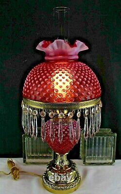 Fenton Cranberry Opalescent Cloutés Autant En Emporte Le Vent Lampe Avec Hanging Prismes