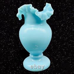 Fenton Opaline Verre Clair Bleu À La Main Blown Ruffled Top Vase 6.5t 3.25w