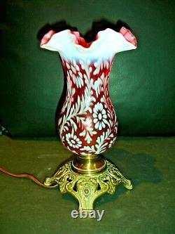 Fenton -l. G. Wright Dayzy & Fern Lampe-Vase en verre opalescent de canneberge