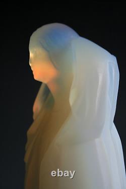 Figure de verre opalescent Art Déco rare de Georges Chauvel, possiblement pour Etling, 6.1kg