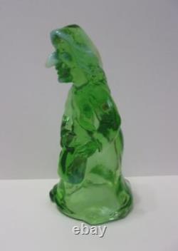 Figurine de sorcière d'Halloween en verre opalescent vert de Fenton par Mosser