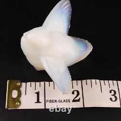 Figurine en verre d'art opalescent cristal Sabino France avec oiseau taquinant les ailes levées