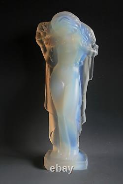 Figurine en verre opalescent Art Déco Etling Femme avec Agneau 27 CM